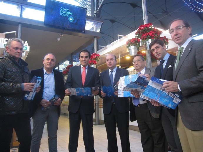 José Antonio Nieto (centro) en la presentación de la guía