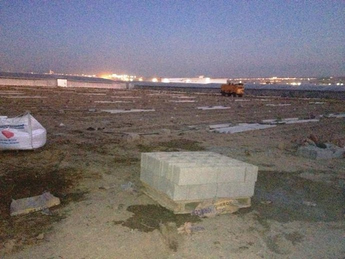 Trabajos para la reconstrucción de un invernadero dañado por granizo