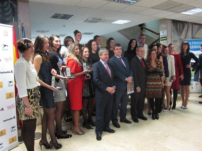 La selección femenina posa junto a Cardenal antes de partir hacia el Mundial