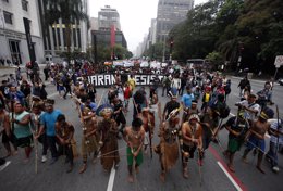 Indígenas brasileños marchando contra la reforma que atenta contra sus tierras.
