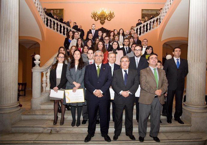 Los rectores de US y UPO, con el alcalde y los galardonados