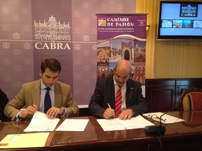 Priego y Artacho durante la firma