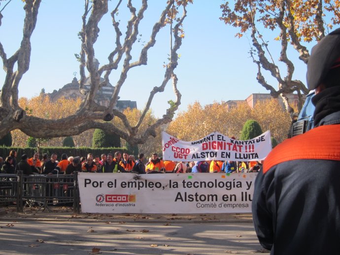 Protesta de los trabajadores de Alstom a las puertas del Parlament