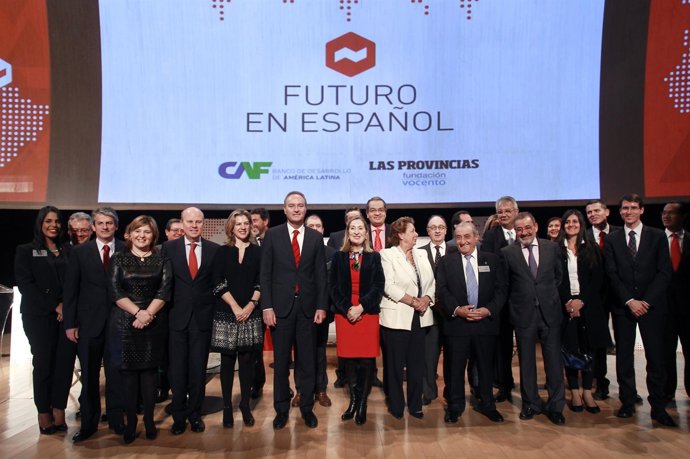 Fabra, Pastor y Barberá, en el centro, tras la jornada 'Futuro en español'.