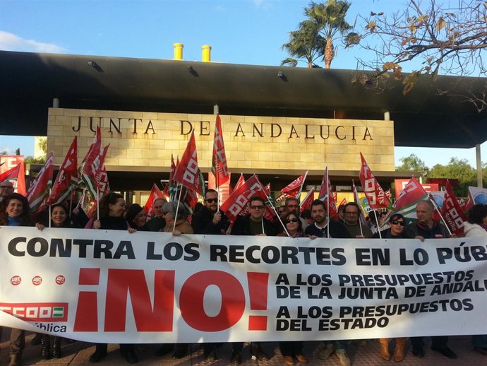 Concentración contra los recortes ante la Consejería de Educación