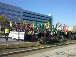 Manifestación frente a Lakua