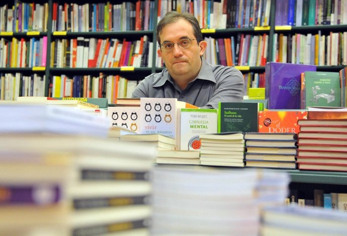 El escritor y traductor Manel Ollé gana el Premio de Poesía de Sant Cugat
