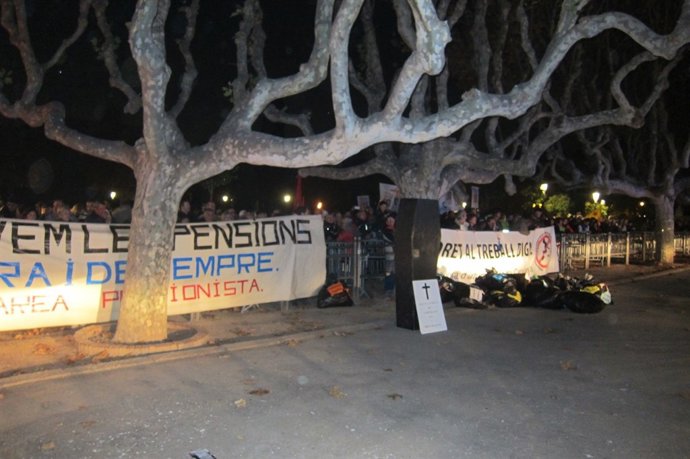 Manifestación contra el presupuesto 2014 en el Parlament