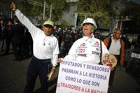 La oposición mexicana cerca el Senado para protestar contra las reformas