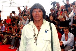 El líder indígena Ambrósio durante el estreno de la película Birdwatchers