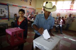 Hondureños votando