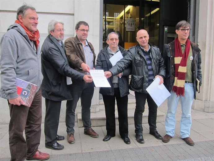 Sindicatos con el escrito en la puerta de la Delegación del Gobierno