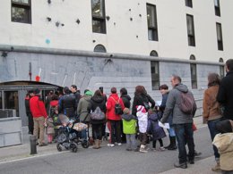Familias de Sarriguren ante el Departamento de Educación