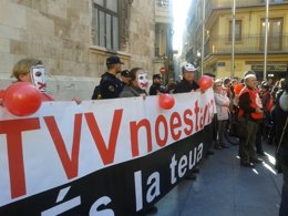Protesta por el cierre de RTVV frente al Palau de la Generalitat