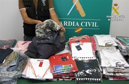 Prendas de ropa de marca falsificada incautada por la Guardia Civil