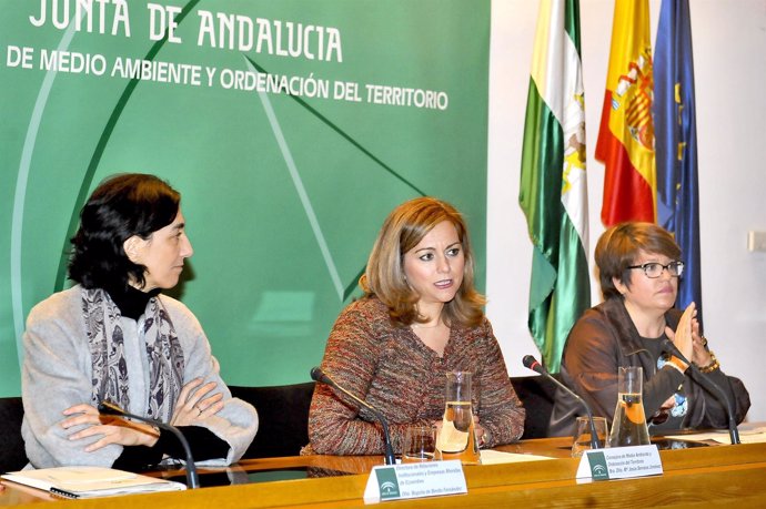 María Jesús Serrano, en el centro, en la presentación de la campaña