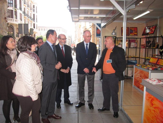 Miguel Ángel Cámara saluda a un maestro artesano