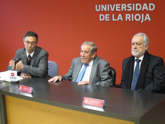 Rubio Llorente, en el centro, en la Universidad de La Rioja