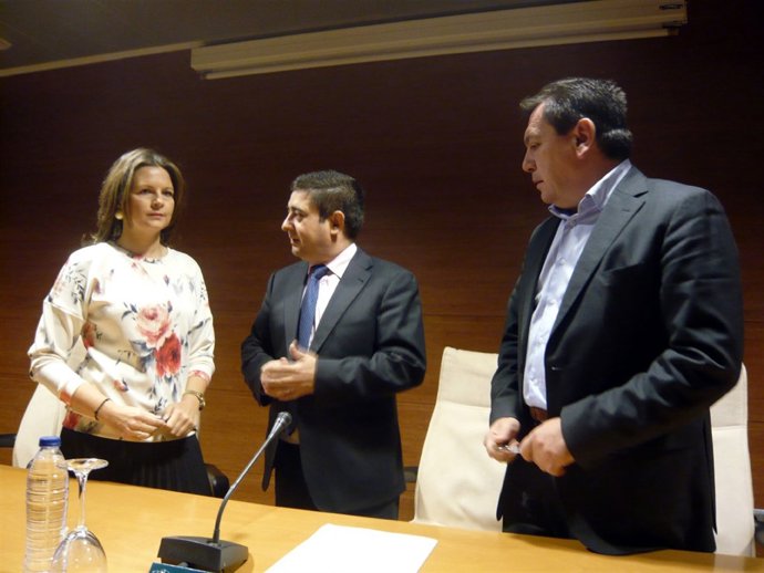 Reyes (centro), en la inauguración del primer 'Desayuno energético'.