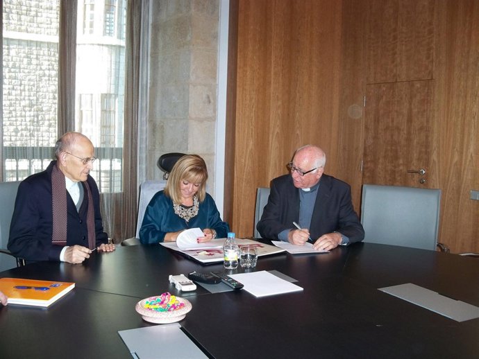 La presidenta de la Diputación de León, Isabel Carrasco firma los convenios