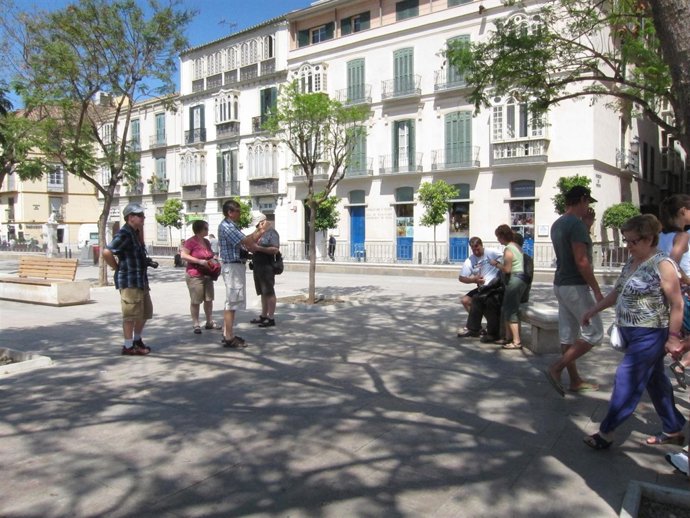 Turistas en málaga capital turismo viajeros plaza 
