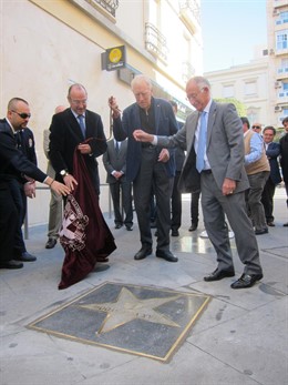 El actor Max Von Sydow descubre su estrella 