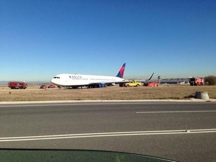 Avión Delta aterriza de emergencia en Madrid