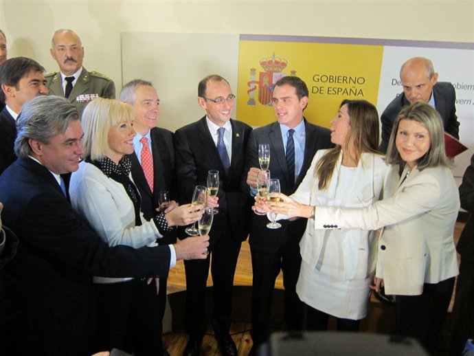 Delegada del Gobierno L.De Luna preside el brindis por la Constitución