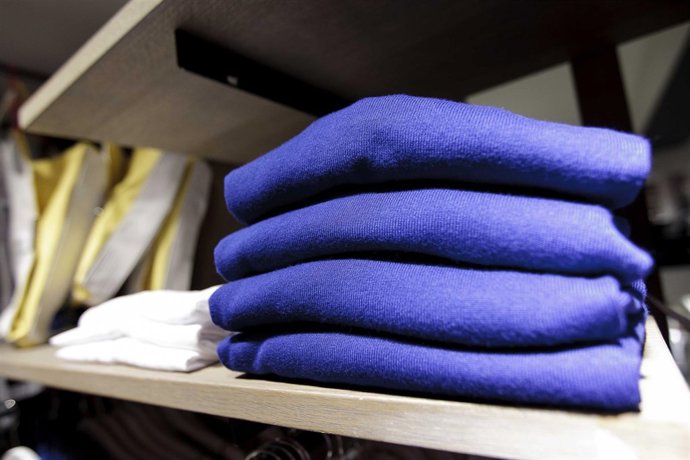 Recursos de ropa, complementos y caja de una tienda