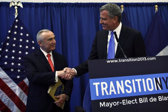 El jefe de Policía Bill Britton y el alcalde electo de NY, Bill de Blasio.