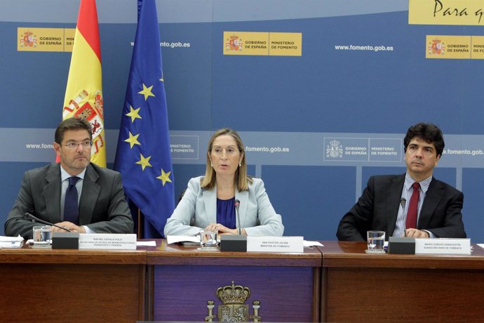 Ministra de Fomento, Ana Pastor, con secretario de Estado y subsecretario