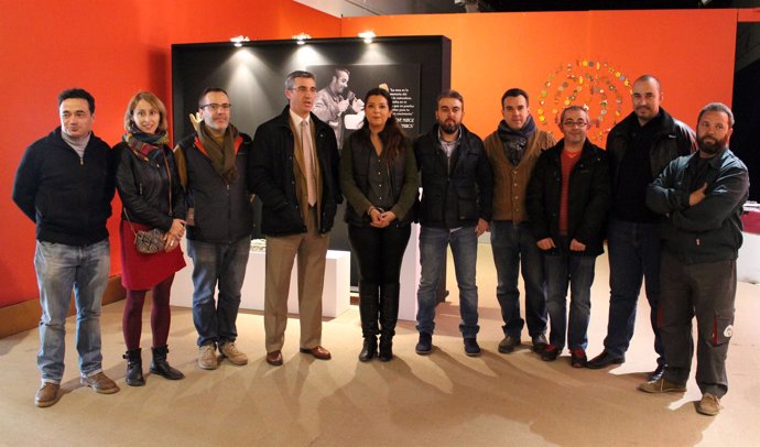 Ruiz, con representantes de los talleres artesanos de Úbeda en la exposicin.