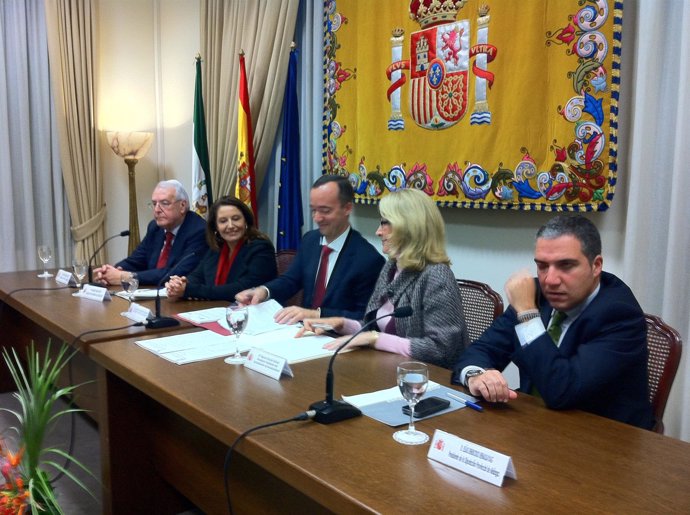 Firma del acuerdo de puesta en marcha del SATE en Benalmádena.