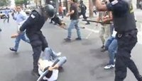La Policía  de Guayaquil reprime con dureza una manifestación contra el alcalde