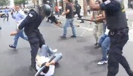Polícia Metropolitana de Guayaquil disolviendo una manifestación.