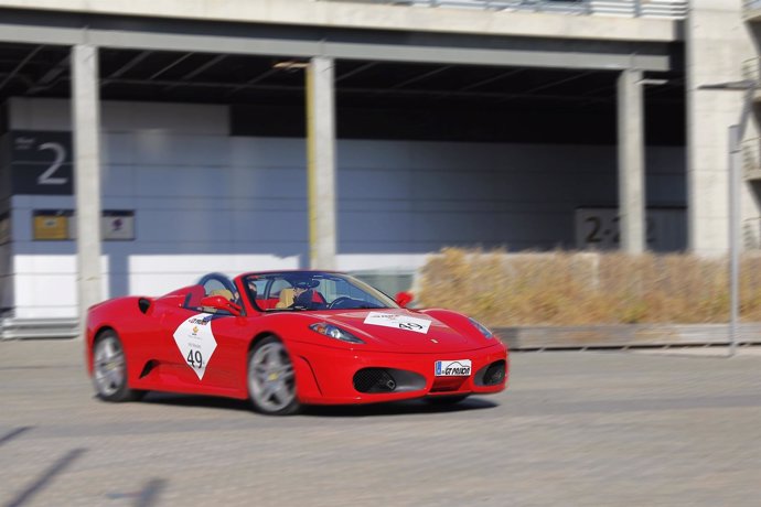 Feria del Automóvil enseña a conducir un Ferrari.