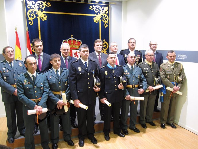 Autoridades y condecorados, tras el acto de imposición de medallas