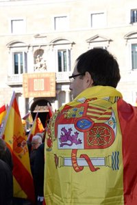 'Som Catalunya. Somos España' omple la plaça de Sant Jaume en defensa de la Constitució