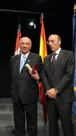 Juan Antonio Foncillas recibe la Encomienda de la Orden al Mérito Civil.