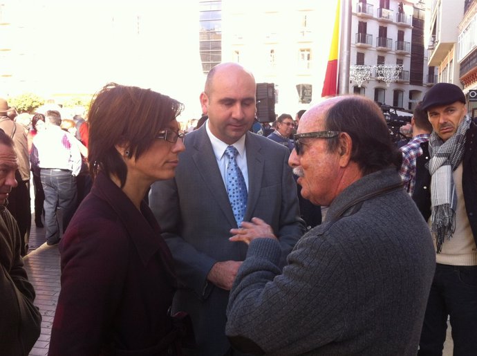Conejo atiende a un ciudadano en Málaga.