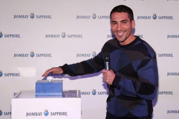 Miguel Ángel Silvestre da la bienvenida a la Navidad con Bombay 