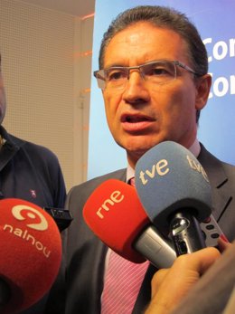 El secretario general del PPCV, Serafín Castellano, atiende a los medios.
