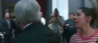 Una mujer escupe a Piñera a su entrada en una iglesia