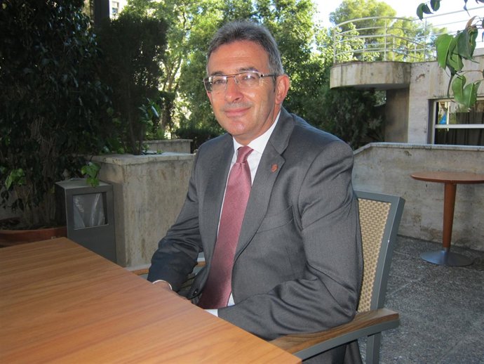 El rector de la Universidad de Huelva, Francisco Ruiz. 