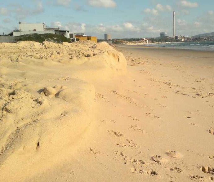 Playa de El Rinconcillo tras los aportes de arena