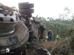 Camión volcado en Valdés.