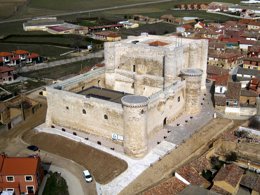 Castillo de Fuentes de Valdepero, que acoge el archivo provincial de Palencia