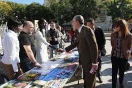 El alcalde de Málaga, Francisco de la Torre, en una muestra de voluntariado