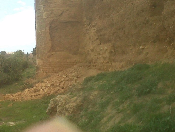 Imagen de desprendimiento de la Muralla de Niebla (Huelva).