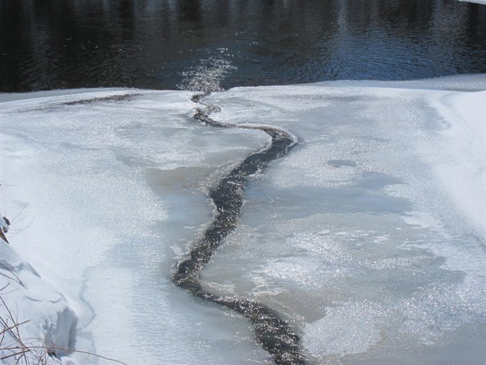 Deshielo, río helado